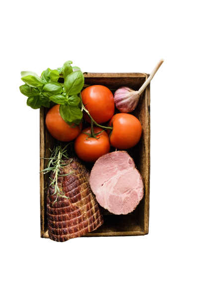 baleron wędzony oraz pomidory, zioła i czosnek w drewnianym pudełku, bez tła,